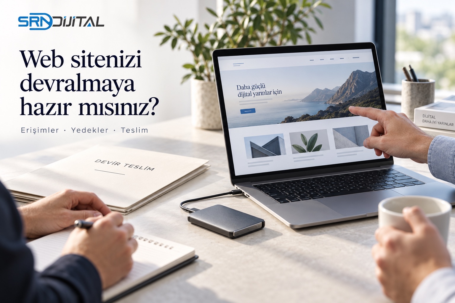 SRN Dijital web sitesi devralma rehberi: aydınlık ofiste laptop, harici yedek diski ve devir teslim dosyası; temsili çalışma sahnesi.